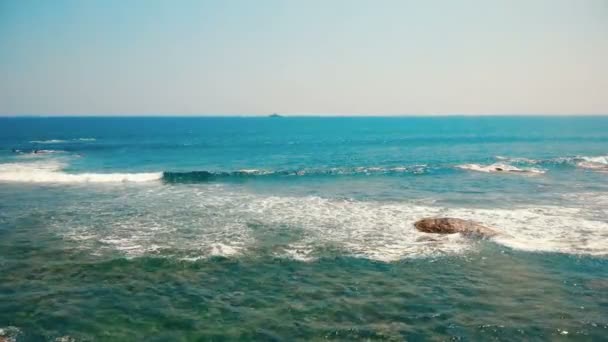 Magnífica paisagem oceânica, ondas espumosas movendo-se em direção à costa, navio sobre o horizonte — Vídeo de Stock