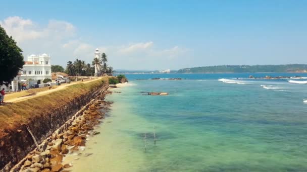 Mooie witte vuurtoren staande op Oceaan kust, vakantie op tropisch eiland — Stockvideo
