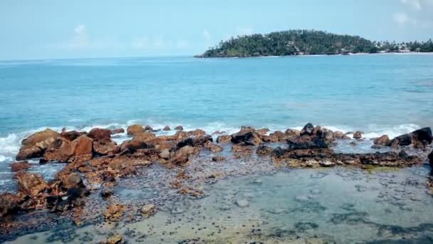 파도 바위, 아름 다운 바다 풍경, 열 대 섬에 대 한 splashing — 비디오