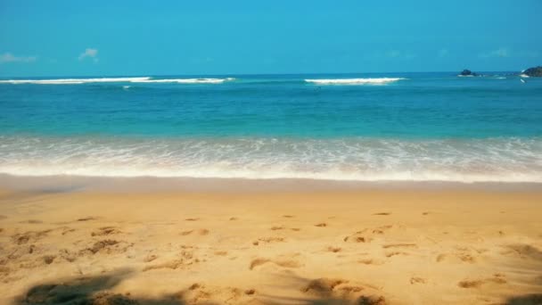 Stora havsvågor kommer iland, blåsig dag på stranden, perfekt väder för surfing — Stockvideo