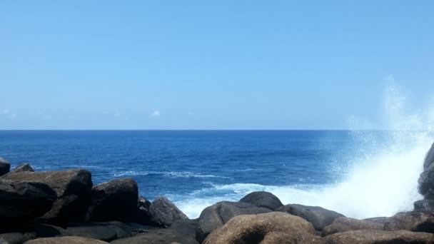 Sterke golven spatten tegen grote strand rotsen, stormachtige Oceaan, wilde natuur — Stockvideo