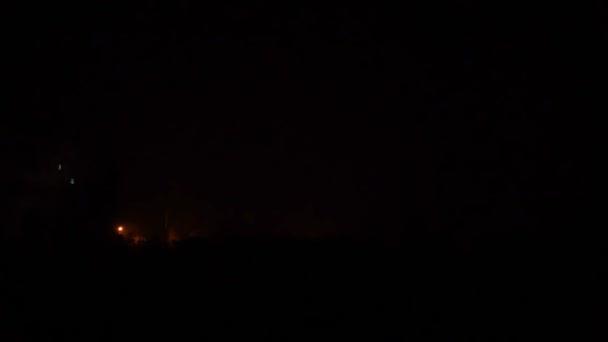 Des orages violents éclatent en ville, des éclairs frappants dans un ciel nocturne sombre 