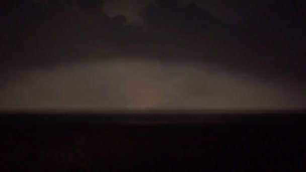 Meerdere bliksemschichten flash over donkere hemel, hevige onweer, ramp — Stockvideo