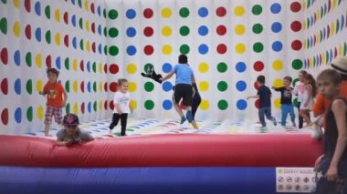 Kiev, Ukrayna - Temmuz 2016 yaklaşık: şehir parkında oynayan çocuk. Trambolin üzerinde oynarken, atlama, koşturup, mutlu çocukluk anları çocuk