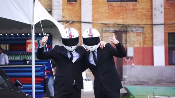 Kiev, Ucraina - circa luglio 2016: Giovani uomini che promuovono il marchio Martini. Ragazzi positivi che indossano abiti da lavoro e caschi da moto in posa per la fotocamera — Video Stock