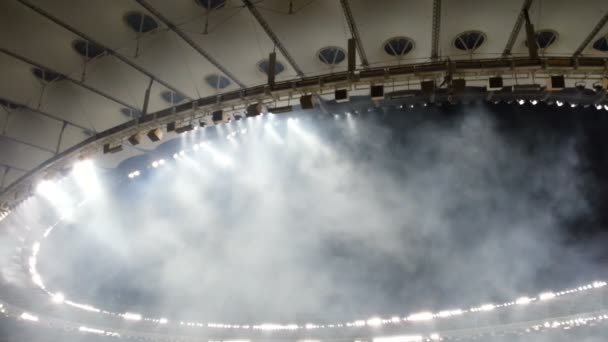 Fumaça e luzes que vêm através do teto aberto do edifício enorme, sala de concertos — Vídeo de Stock