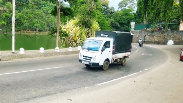 Kandy, Sri Lanka - Circa febrero 2016: Tráfico en la calle. Ocupada calle estrecha con tráfico a la izquierda, muchos taxis locales (tuk tuks) y coches — Vídeo de stock