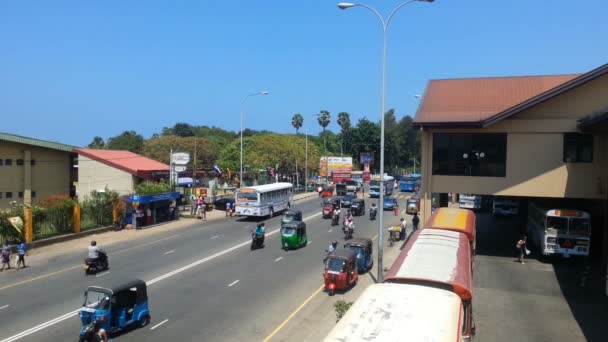 Galle, Sri Lanka - Circa febbraio 2016: Traffico in strada. Traffico intenso in strada, taxi locali (tuk tuk) in fretta, vita frenetica della città — Video Stock