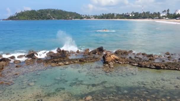 Неглибокі океанічні води і скелясте дно біля берега, красива коралова бухта — стокове відео