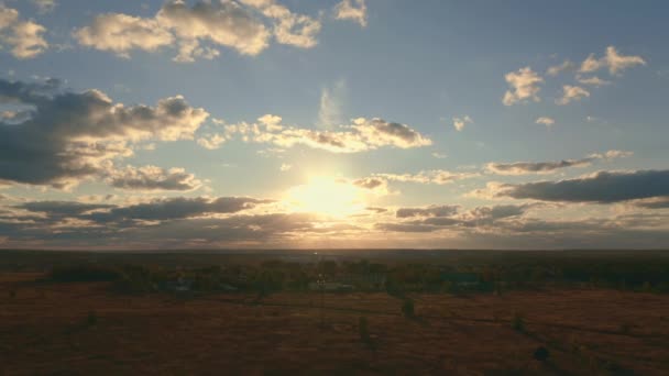 Beau paysage nuageux au-dessus de la périphérie de la ville, entrepôts, bâtiments industriels — Video