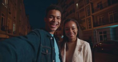 Heyecanlı Afro-Amerikalı blogcular kamerada konuşuyor, açık havada video kaydediyor, iş arıyor.