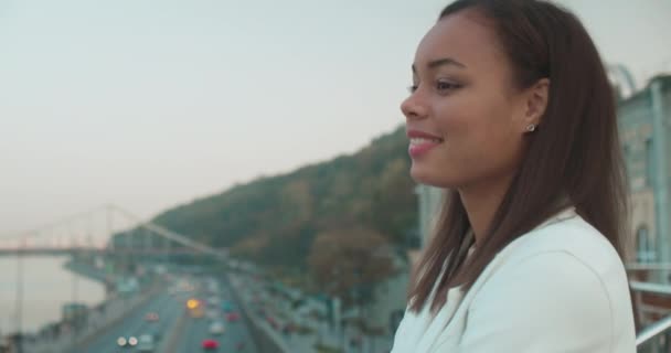 Ganska blandras kvinna njuter av stadsbilden, koppla av på taket, inspirerad — Stockvideo