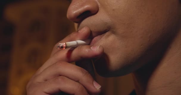 Cigarrillo de fumar masculino afroamericano, hábito malsano, adicción tóxica, problemas — Vídeos de Stock