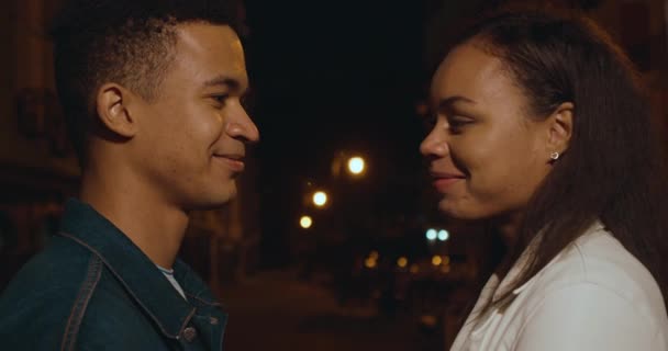 Усміхнений хлопець і дівчина обіймаються на відкритому повітрі, ніжні відносини, дата — стокове відео