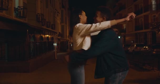 Glada afrikanska par kramas, romantisk dejt i natt stad, ömhet, kärlek — Stockvideo