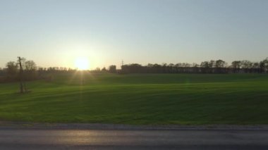 Bitkilerden, buğdaylardan, tarımdan oluşan güzel yeşil tarlaların üzerinde uçuyorlar.