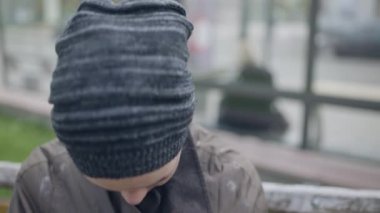 Uykulu kadın mülteci yorgun hissediyor, parkta bankta oturuyor, evsiz kadın