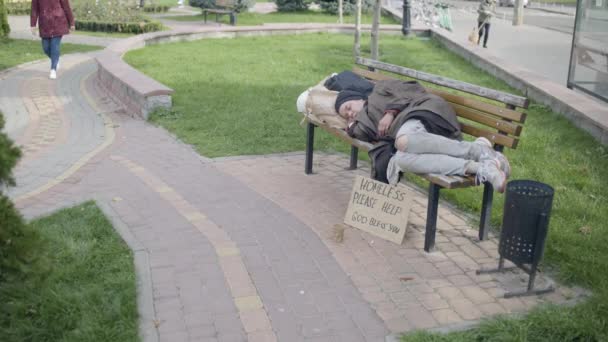 Mulher estranha doando dinheiro para a pobre mulher, dormindo no banco, caridade — Vídeo de Stock