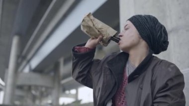 Mutsuz serseri alkol içiyor, depresyonda, sorunları düşünüyor.
