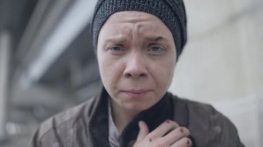 Yaralı ağlayan kadın stresli, aile içi şiddet kurbanı, yoksulluk
