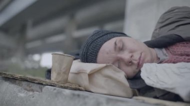 Zavallı dilenci yerde uyuyor, temel ihtiyaçlar, sosyal sorunlar, ekonomik kriz