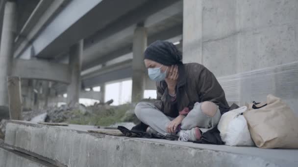 Больная бедная женщина в защитной маске кашляет на улице, одышка, ковид — стоковое видео