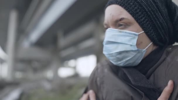 戴口罩的女乞丐感到嗓子疼，为无家可归的人提供医疗保健，出现症状 — 图库视频影像
