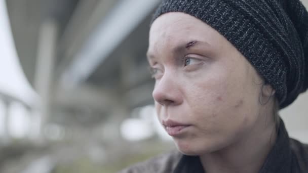 Oro stackars kvinna gråter, problem med överlevnad, deprimerad kvinna offer, rädsla — Stockvideo