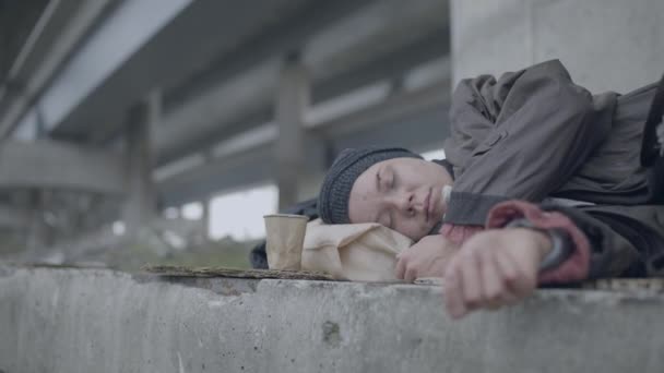 Bedelaar die het koud heeft, op straat slaapt, noodhulp nodig heeft — Stockvideo