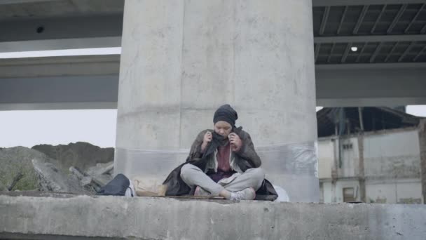 Депрессивная безработная женщина, сидящая под мостом, уязвимые люди, проблема — стоковое видео