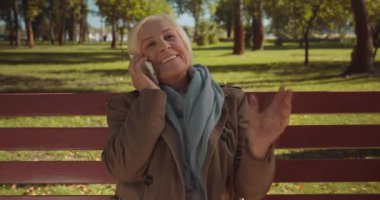 Heyecanlı sarışın kadın telefonda arkadaşıyla konuşuyor, modern teknoloji, uygulama