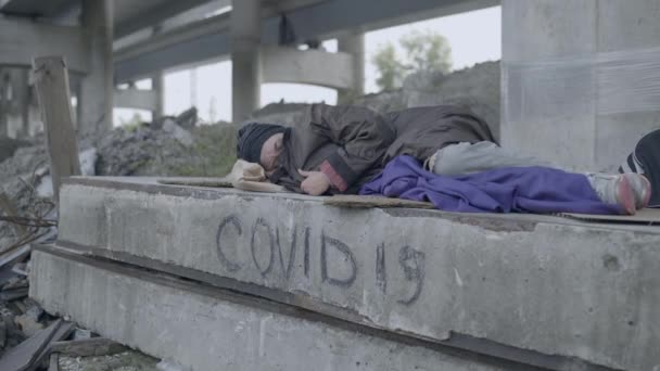 Refugiada dormindo sob a ponte, desemprego durante a crise covid19 — Vídeo de Stock