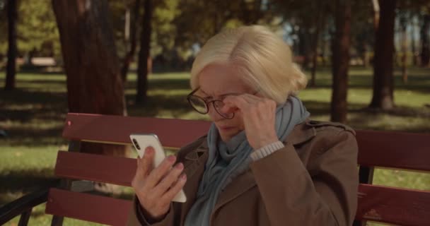 Femme âgée en lunettes réservation rendez-vous chez le médecin en ligne, service — Video