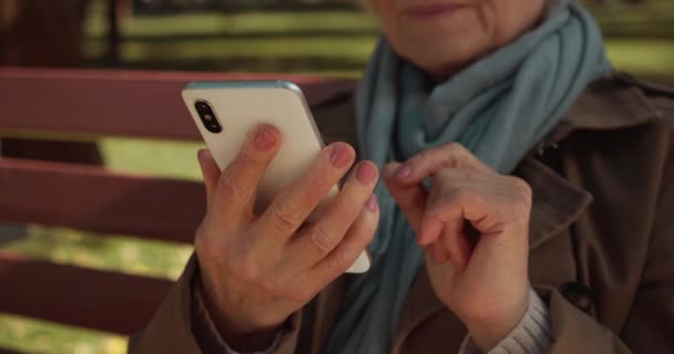 Senior kvinna rulla bilder, online dejting ansökan, hjälptelefon tjänst — Stockvideo