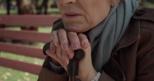 Idosas aposentadas do sexo feminino apoiadas na bengala, sentindo-se deprimidas, doença — Vídeo de Stock