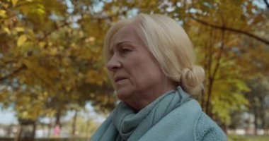 Son sınıf öğrencisi stresli, endişeli, sorunları düşünen, kaybetmeyi düşünen bir kadın.