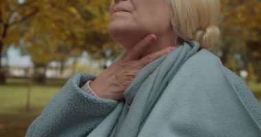 Hasta kadın boğazı kaşınıyor, sağlık sigortası, grip.