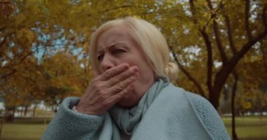 Sarışın kadın öksürük, boğaz ağrısı, bakteriyel enfeksiyon, sağlık.