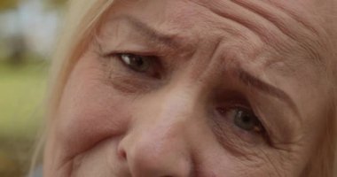 Üzgün yaşlı kadın kameraya bakıyor, ağlıyor hasta emekliler, yardım istiyor.