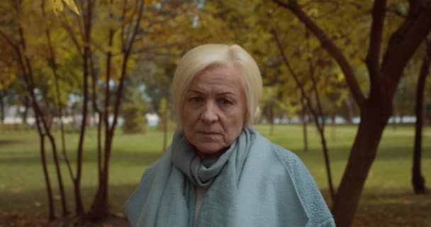 カメラを見て絶望的なブロンドの女性,高齢者の難しさ,世代 — ストック動画