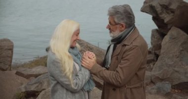 Kadınların elini tutan sevgi dolu bir adam, dışarıda buluşan romantik bir çift.