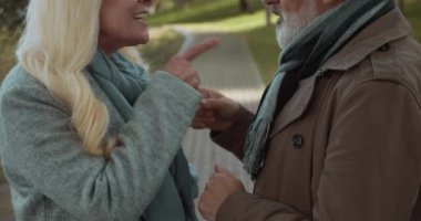 Kızgın karı koca aile sorunlarını tartışıyor, birbirlerini işaret ediyorlar, taciz ediyorlar.