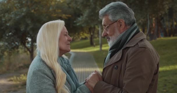 Idős szerető pár megérinti homlok, kéz a kézben, bizalmi kapcsolat — Stock videók