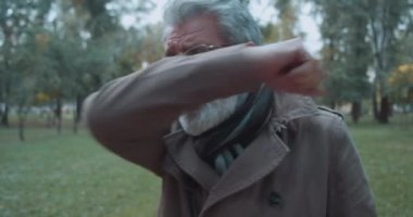 Hasta yaşlı erkek öksürüğü, solunum yolu enfeksiyonu, kronik hastalık, sağlık bakımı