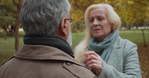 Femme blonde embrassant homme, rencontre vieil ami, reconnexion de couple, sentiment fort — Video