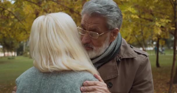 Grauhaariger Mann umarmt Schwester, Familienzusammenführung, enge Beziehung, Liebe — Stockvideo
