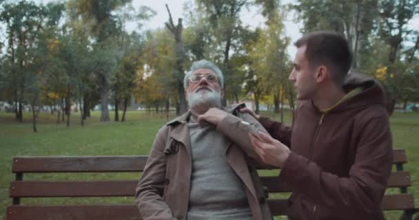 Straniero chiama il servizio di emergenza, aiutando l'uomo anziano che soffre di dolore toracico — Video Stock