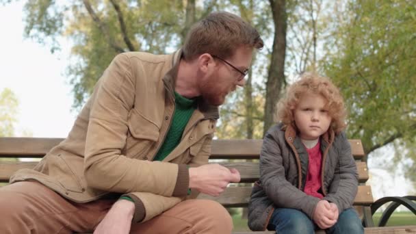 Père roux parler à son fils, aider à résoudre le problème, le lien familial — Video