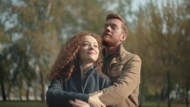 가을 공원에서 같이 시간을 보내는 빨간 머리의 커플들이 — 비디오