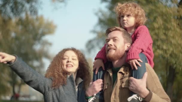 Родители и дети проводят время вместе в парке, здоровые семейные отношения — стоковое видео